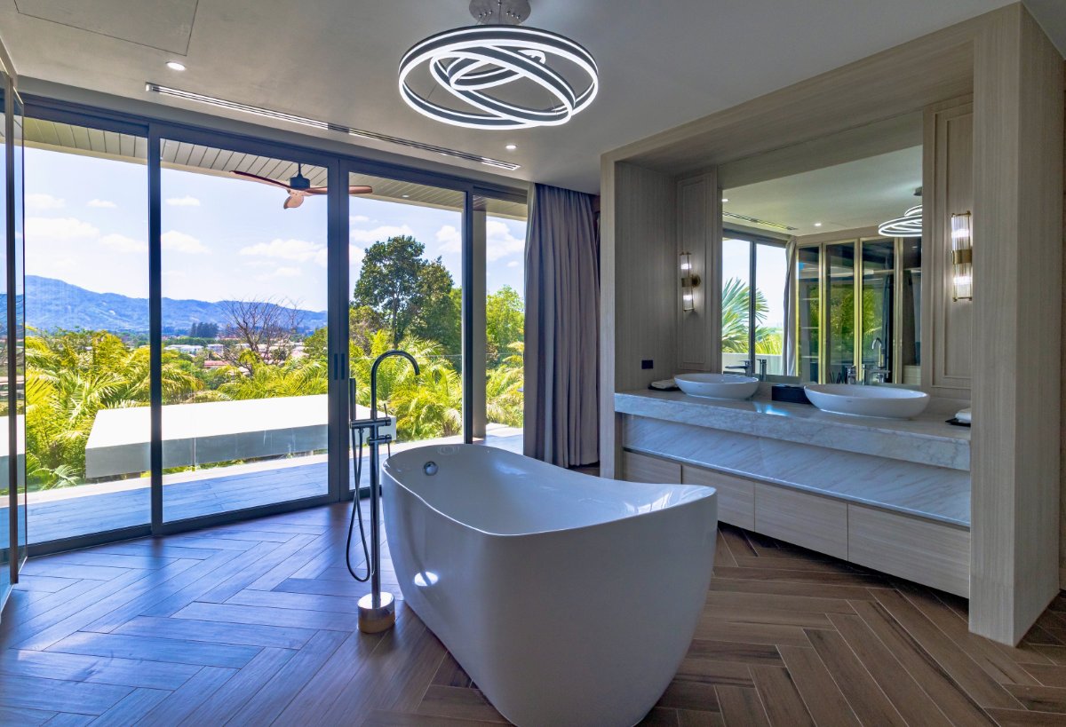 Primary suite and bathroom at Villa Lion