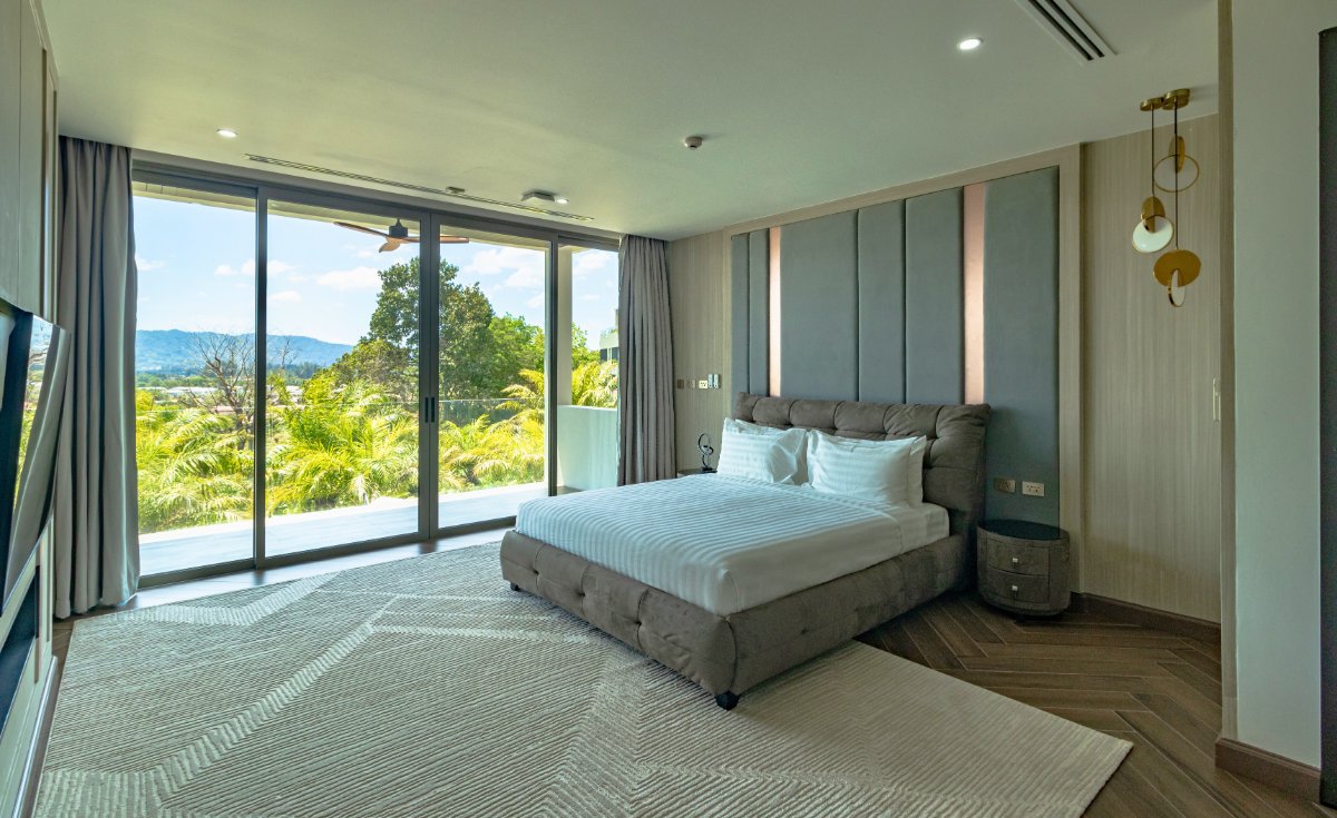 Guest suites and bathrooms at Villa Lion